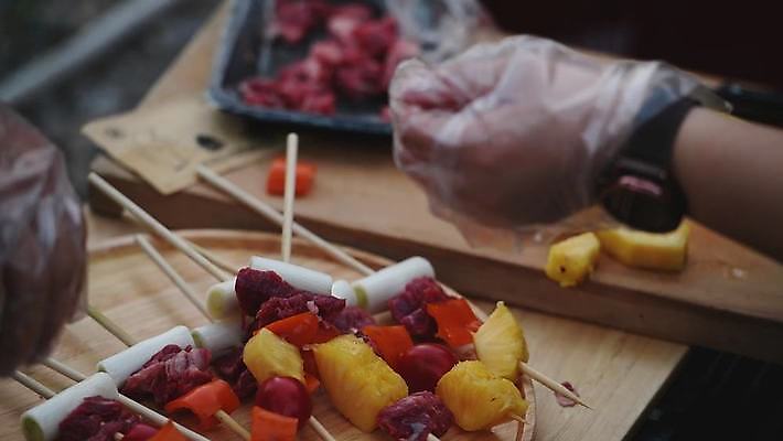 주간 손 음식 식재료 야외 신체부위 캠핑 꼬치 요리중 비닐장갑 요리준비 4K MP4 MOV 국내동영상 클립영상 자연요소 장갑 모션 레저 사람 준비 동영상 파일형식