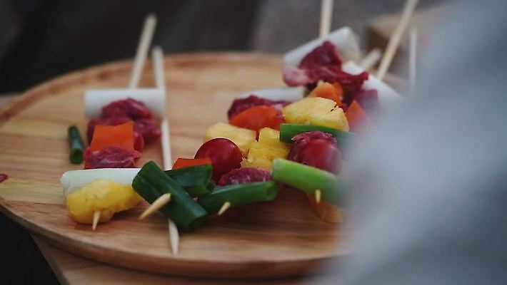 주간 손 음식 야외 신체부위 캠핑 꼬치 소프트포커스 요리중 나무쟁반 요리준비 4K MP4 MOV 국내동영상 클립영상 자연요소 모션 레저 쟁반 촬영기법 사람 목재 준비 동영상 파일형식