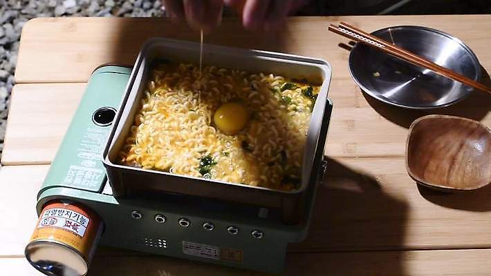 손 젓가락 들기 야외 신체부위 캠핑 라면 야간 버너 요리중 끓이기 나무탁자 날계란 4K MP4 MOV 국내동영상 클립영상 자연요소 음식 모션 탁자 레저 수저 사람 계란 면류 동영상 파일형식