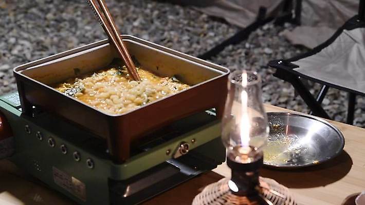 젓가락 사람없음 야외 캠핑 랜턴 라면 냄비 야간 버너 끓이기 이소가스 4K MP4 MOV 국내동영상 클립영상 자연요소 음식 모션 레저 조명 수저 면류 솥 가스 동영상 파일형식