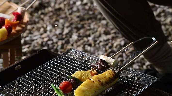 손 음식 들기 야외 신체부위 캠핑 꼬치 그릴 야간 굽기 요리중 꼬치구이 4K MP4 MOV 국내동영상 클립영상 자연요소 모션 주방용품 레저 사람 구이 동영상 파일형식