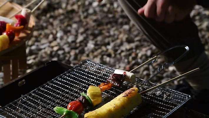 손 음식 야외 신체부위 캠핑 꼬치 그릴 야간 굽기 뿌리기 꼬치구이 4K MP4 MOV 국내동영상 시즈닝 클립영상 자연요소 모션 주방용품 레저 사람 양념 구이 동영상 파일형식