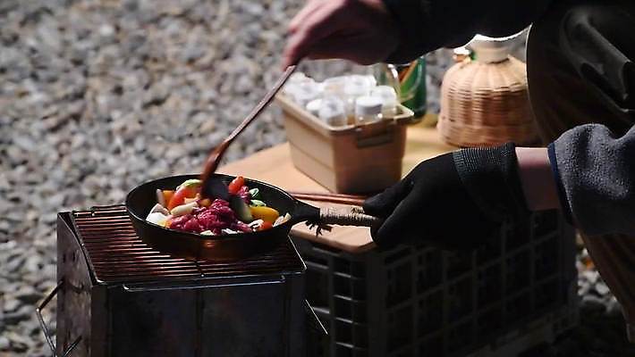 손 들기 야외 신체부위 캠핑 잡기 프라이팬 그릴 야간 굽기 요리중 고기요리 나무주걱 4K MP4 MOV 국내동영상 찹스테이크 클립영상 자연요소 음식 모션 주방용품 레저 스테이크 사람 목재 구이 주걱 동영상 파일형식