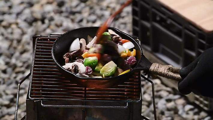 손 요리 들기 야외 신체부위 캠핑 잡기 프라이팬 야간 굽기 요리중 고기요리 나무주걱 4K MP4 MOV 국내동영상 찹스테이크 클립영상 자연요소 음식 모션 주방용품 레저 스테이크 사람 목재 구이 주걱 동영상 파일형식