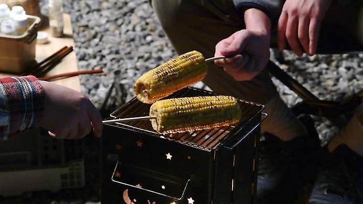 손 음식 옥수수 들기 야외 신체부위 캠핑 꼬치 그릴 야간 굽기 옥수수구이 4K MP4 MOV 국내동영상 클립영상 자연요소 모션 주방용품 레저 곡류 사람 구이 동영상 파일형식