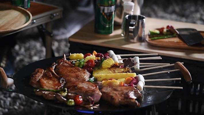 음식 스테이크 사람없음 야외 캠핑 꼬치 야간 굽기 철판 꼬치구이 4K MP4 MOV 국내동영상 클립영상 자연요소 레저 서양음식 구이 동영상 파일형식