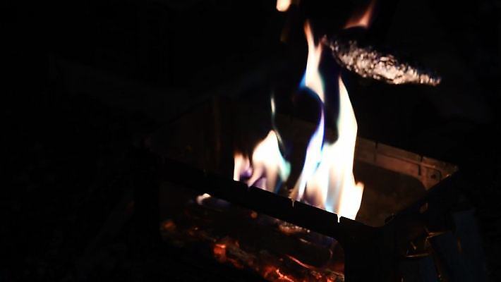 불꽃 사람없음 야외 어둠 캠핑 야간 모닥불 굽기 은박지 고구마 군고구마 넣기 4K MP4 MOV 국내동영상 클립영상 자연요소 모션 불 레저 뿌리채소 구이 동영상 파일형식