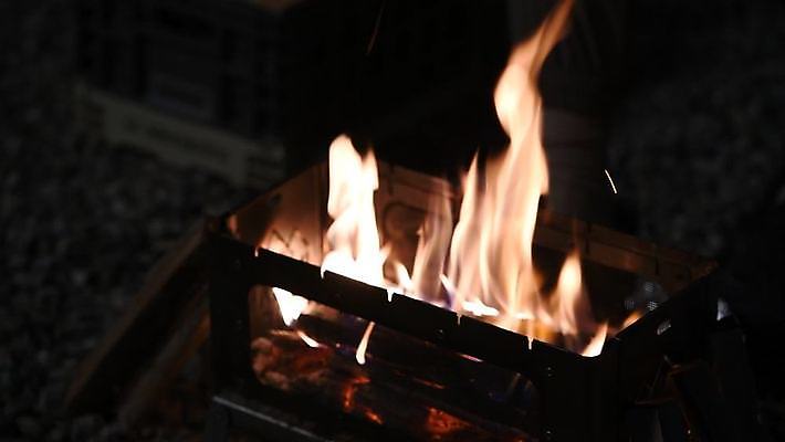 불꽃 한명 사람 야외 어둠 캠핑 하반신 야간 모닥불 4K MP4 MOV 국내동영상 클립영상 자연요소 1 불 레저 동영상 파일형식