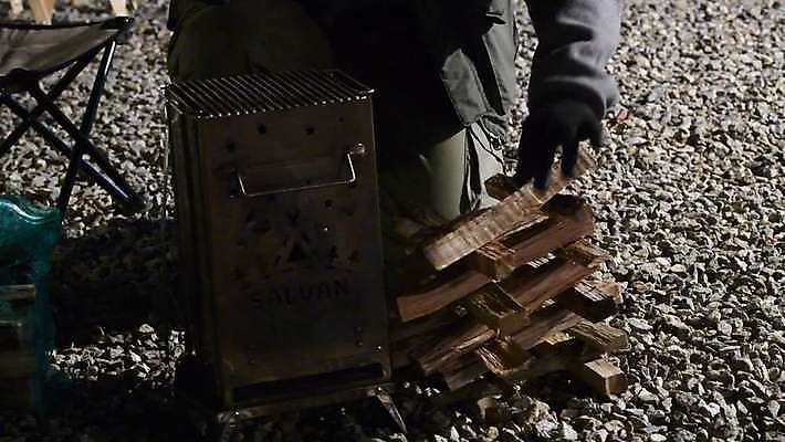 한명 들기 성인 야외 쌓기 캠핑 하반신 야간 무릎꿇기 장작 준비 화로 성인한명만 4K MP4 MOV 국내동영상 클립영상 자연요소 1 그릇 모션 레저 사람 동영상 성인만 파일형식