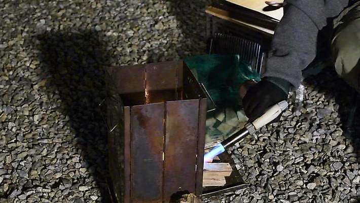 손 들기 야외 신체부위 캠핑 야간 장작 준비 화로 점화 토치 4K MP4 MOV 국내동영상 클립영상 자연요소 그릇 모션 레저 사람 공구 동영상 파일형식