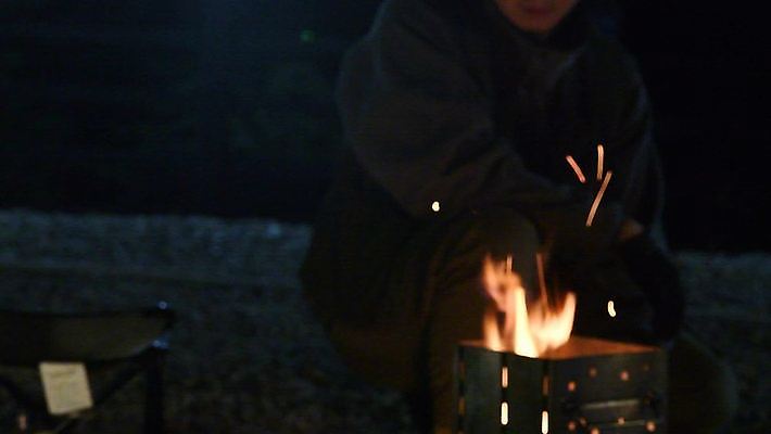 응시 남자 불꽃 한명 상반신 성인 야외 아웃포커스 30대 캠핑 한국인 야간 모닥불 화로 웅크림 성인남자한명만 4K MP4 MOV 국내동영상 클립영상 자연요소 1 그릇 시선 모션 불 레저 촬영기법 사람 동양인 장년 동영상 남자한명만 성인남자만 파일형식