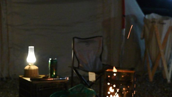 의자 불꽃 텐트 풍경 사람없음 야외 캠핑 랜턴 야간 캠핑장 화로 캔맥주 캠핑의자 4K MP4 MOV 국내동영상 클립영상 자연요소 그릇 가구 불 레저 조명 맥주 캠핑도구 캔 동영상 파일형식