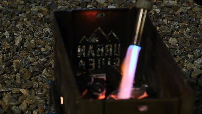 사람없음 야외 캠핑 야간 소프트포커스 화로 점화 토치 4K MP4 MOV 국내동영상 클립영상 자연요소 그릇 레저 촬영기법 공구 동영상 파일형식