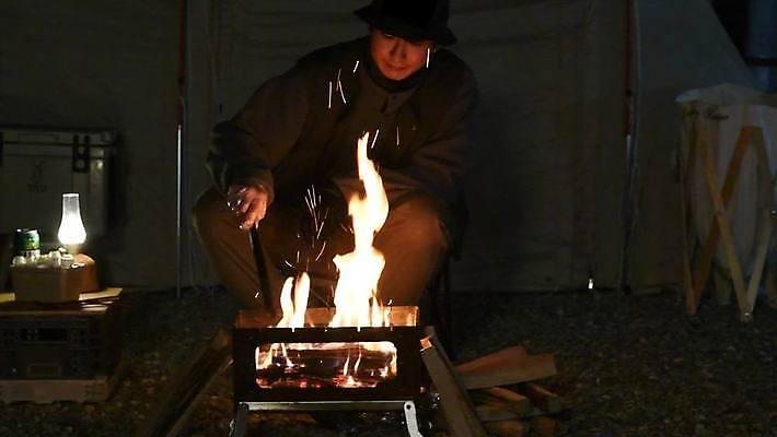 전신 남자 불꽃 휴식 집게 한명 들기 앉기 성인 야외 30대 어둠 캠핑 한국인 야간 화로 성인남자한명만 4K MP4 MOV 국내동영상 클립영상 자연요소 1 그릇 컨셉 모션 불 레저 사람 동양인 장년 동영상 남자한명만 성인남자만 파일형식