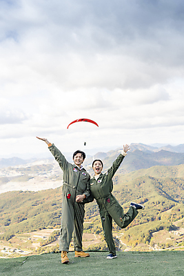 포토 JPG 주간 전신 여자 남자 하늘 서기 웃음 20대 성인 야외 두명 앞모습 레포츠 손들기 손잡기 한국인 익스트림스포츠 패러글라이딩 다리들기 단양 성인만 국내포토 자연요소 스포츠 뷰포인트 모션 레저 표정 사람 동양인 청년 충청북도 파일형식