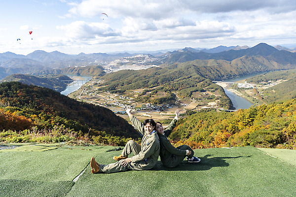 포토 JPG 주간 전신 여자 남자 하늘 웃음 앉기 20대 성인 야외 두명 옆모습 레포츠 손들기 한국인 등맞대기 익스트림스포츠 패러글라이딩 단양 성인만 전경 국내포토 자연요소 스포츠 뷰포인트 모션 레저 표정 사람 동양인 풍경 청년 충청북도 파일형식 탑뷰