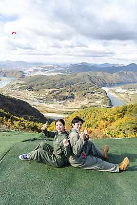 포토 JPG 주간 전신 여자 남자 하늘 미소 앉기 20대 성인 야외 두명 옆모습 레포츠 한국인 등맞대기 익스트림스포츠 패러글라이딩 따봉 단양 성인만 전경 국내포토 자연요소 스포츠 뷰포인트 모션 레저 표정 사람 동양인 풍경 청년 최고 충청북도 파일형식 탑뷰