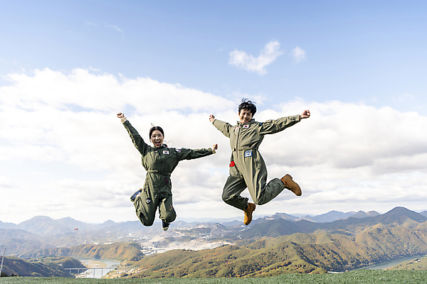 포토 JPG 주간 전신 여자 남자 하늘 20대 성인 야외 두명 앞모습 레포츠 점프 기쁨 만세 한국인 익스트림스포츠 즐거움 패러글라이딩 단양 성인만 국내포토 자연요소 감정 스포츠 뷰포인트 모션 레저 사람 동양인 청년 충청북도 파일형식