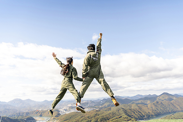 포토 JPG 주간 전신 여자 남자 하늘 20대 성인 야외 두명 뒷모습 레포츠 손들기 점프 기쁨 한국인 익스트림스포츠 패러글라이딩 단양 성인만 국내포토 자연요소 감정 스포츠 뷰포인트 모션 레저 사람 동양인 청년 충청북도 파일형식