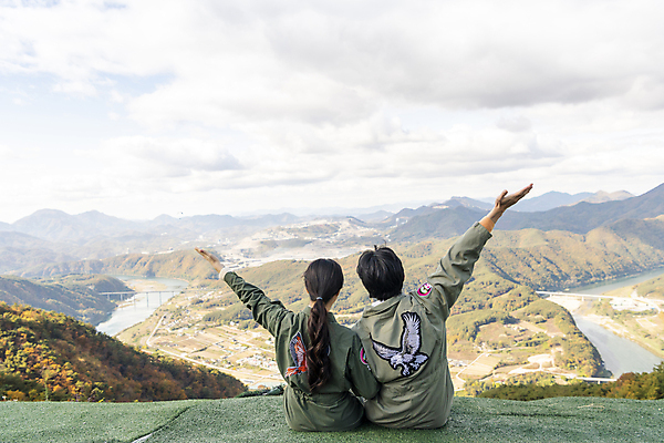 포토 JPG 주간 전신 여자 남자 하늘 20대 성인 야외 두명 뒷모습 레포츠 손들기 한국인 익스트림스포츠 패러글라이딩 단양 성인만 전경 국내포토 자연요소 스포츠 뷰포인트 모션 레저 사람 동양인 풍경 청년 충청북도 파일형식 탑뷰