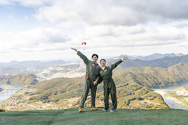 포토 JPG 주간 전신 여자 남자 하늘 서기 미소 20대 성인 야외 두명 앞모습 레포츠 손들기 손잡기 한국인 익스트림스포츠 즐거움 패러글라이딩 단양 성인만 전경 국내포토 자연요소 감정 스포츠 뷰포인트 모션 레저 표정 사람 동양인 풍경 청년 충청북도 파일형식 탑뷰