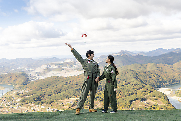포토 JPG 주간 전신 여자 남자 하늘 서기 20대 성인 야외 두명 앞모습 옆모습 레포츠 손들기 마주보기 손잡기 한국인 익스트림스포츠 패러글라이딩 단양 성인만 전경 국내포토 자연요소 스포츠 뷰포인트 모션 레저 사람 동양인 풍경 청년 충청북도 파일형식 탑뷰