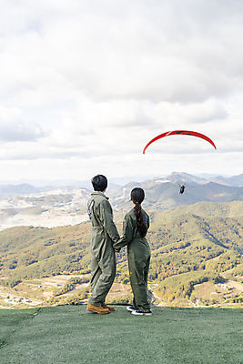 포토 JPG 주간 전신 응시 여자 남자 하늘 서기 20대 성인 야외 두명 옆모습 뒷모습 레포츠 손잡기 한국인 익스트림스포츠 패러글라이딩 단양 성인만 전경 국내포토 자연요소 시선 스포츠 뷰포인트 모션 레저 사람 동양인 풍경 청년 충청북도 파일형식 탑뷰