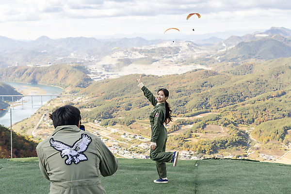 포토 JPG 주간 전신 여자 남자 하늘 미소 상반신 20대 성인 야외 두명 옆모습 뒷모습 레포츠 손들기 사진촬영 한국인 익스트림스포츠 패러글라이딩 다리들기 단양 성인만 전경 국내포토 자연요소 스포츠 뷰포인트 모션 레저 표정 사람 동양인 풍경 청년 촬영 충청북도 파일형식 탑뷰