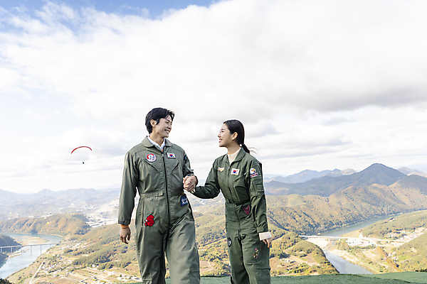 포토 JPG 주간 여자 남자 하늘 미소 웃음 상반신 20대 성인 야외 두명 앞모습 레포츠 마주보기 손잡기 한국인 익스트림스포츠 패러글라이딩 단양 성인만 국내포토 자연요소 스포츠 뷰포인트 모션 레저 표정 사람 동양인 청년 충청북도 파일형식