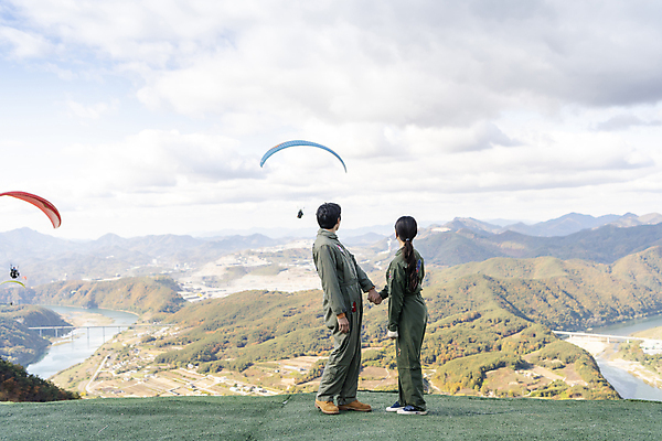 포토 JPG 주간 전신 응시 여자 남자 하늘 서기 20대 성인 야외 두명 옆모습 레포츠 손잡기 한국인 뒤돌아보기 익스트림스포츠 패러글라이딩 단양 성인만 전경 국내포토 자연요소 시선 스포츠 뷰포인트 모션 레저 사람 동양인 풍경 청년 충청북도 파일형식 탑뷰