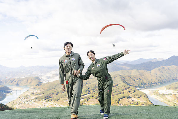 포토 JPG 주간 전신 여자 남자 하늘 웃음 20대 성인 야외 두명 앞모습 레포츠 손들기 손잡기 한국인 익스트림스포츠 패러글라이딩 단양 성인만 전경 국내포토 자연요소 스포츠 뷰포인트 모션 레저 표정 사람 동양인 풍경 청년 충청북도 파일형식 탑뷰