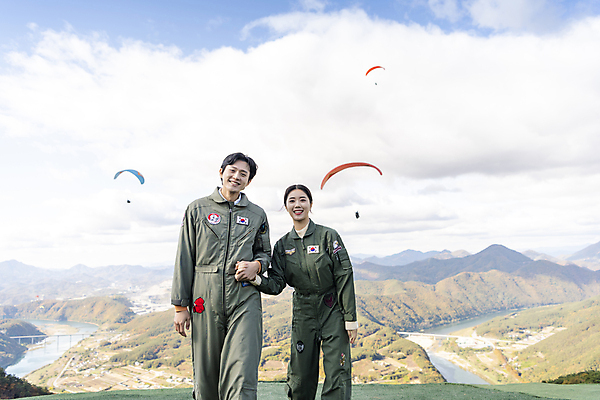 포토 JPG 주간 여자 남자 하늘 미소 상반신 20대 성인 야외 두명 앞모습 레포츠 손잡기 한국인 익스트림스포츠 패러글라이딩 단양 성인만 국내포토 자연요소 스포츠 뷰포인트 모션 레저 표정 사람 동양인 청년 충청북도 파일형식