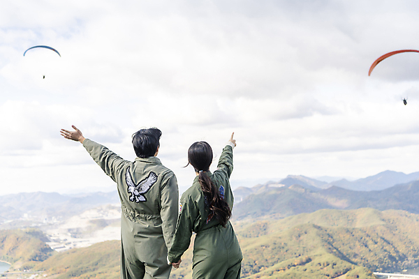 포토 JPG 주간 여자 남자 하늘 상반신 20대 성인 야외 두명 뒷모습 레포츠 손들기 손잡기 한국인 가리킴 익스트림스포츠 패러글라이딩 단양 성인만 국내포토 자연요소 스포츠 뷰포인트 모션 레저 사람 동양인 손짓 청년 충청북도 파일형식