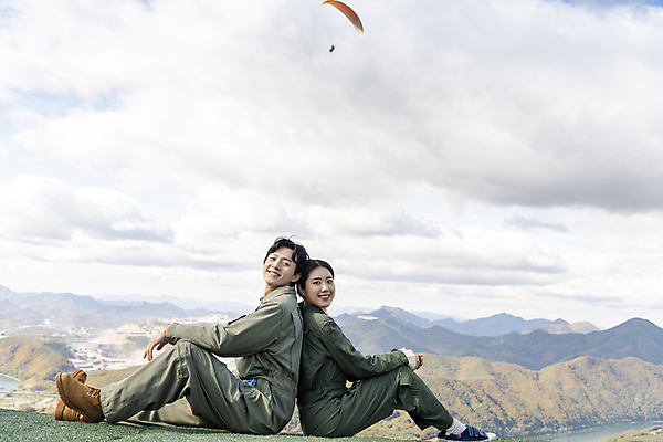 포토 JPG 주간 전신 응시 여자 남자 하늘 미소 앉기 20대 성인 야외 두명 옆모습 레포츠 한국인 등맞대기 익스트림스포츠 패러글라이딩 단양 성인만 국내포토 자연요소 시선 스포츠 뷰포인트 모션 레저 표정 사람 동양인 청년 충청북도 파일형식