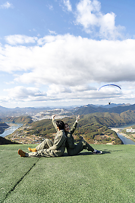 포토 JPG 주간 전신 구름 여자 남자 하늘 앉기 20대 성인 야외 두명 옆모습 레포츠 손들기 한국인 등맞대기 익스트림스포츠 패러글라이딩 단양 성인만 국내포토 자연요소 스포츠 뷰포인트 모션 레저 사람 동양인 청년 충청북도 파일형식