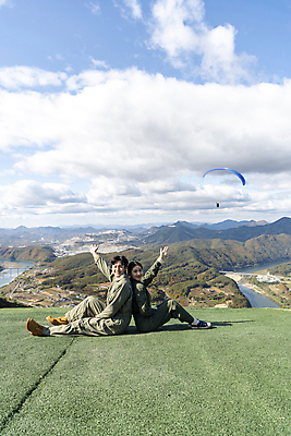 포토 JPG 주간 전신 구름 여자 남자 하늘 앉기 20대 성인 야외 두명 옆모습 레포츠 손들기 한국인 등맞대기 익스트림스포츠 패러글라이딩 단양 성인만 전경 국내포토 자연요소 스포츠 뷰포인트 모션 레저 사람 동양인 풍경 청년 충청북도 파일형식 탑뷰