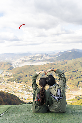 포토 JPG 주간 전신 커플 여자 남자 하늘 앉기 20대 성인 야외 두명 뒷모습 레포츠 한국인 익스트림스포츠 패러글라이딩 손하트 단양 성인만 전경 국내포토 자연요소 스포츠 뷰포인트 관계 모션 레저 사람 동양인 풍경 손짓 청년 충청북도 파일형식 탑뷰