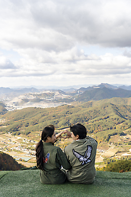 포토 JPG 주간 전신 여자 남자 하늘 앉기 20대 성인 야외 두명 뒷모습 레포츠 마주보기 한국인 익스트림스포츠 패러글라이딩 손하트 단양 성인만 국내포토 자연요소 스포츠 뷰포인트 모션 레저 사람 동양인 손짓 청년 충청북도 파일형식