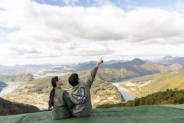 포토 JPG 주간 전신 응시 여자 남자 하늘 앉기 20대 성인 야외 두명 뒷모습 레포츠 한국인 올려보기 가리킴 익스트림스포츠 패러글라이딩 단양 성인만 전경 국내포토 자연요소 시선 스포츠 뷰포인트 모션 레저 사람 동양인 풍경 손짓 청년 충청북도 파일형식 탑뷰