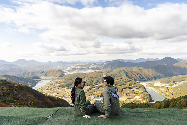 포토 JPG 주간 전신 여자 남자 하늘 앉기 20대 성인 야외 두명 뒷모습 레포츠 마주보기 한국인 가리킴 익스트림스포츠 패러글라이딩 단양 성인만 전경 국내포토 자연요소 스포츠 뷰포인트 모션 레저 사람 동양인 풍경 손짓 청년 충청북도 파일형식 탑뷰