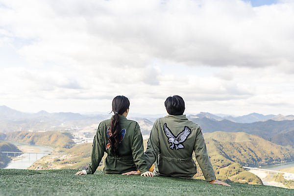 포토 JPG 주간 전신 여자 남자 하늘 휴식 앉기 20대 성인 야외 두명 뒷모습 레포츠 한국인 익스트림스포츠 패러글라이딩 단양 성인만 국내포토 자연요소 스포츠 뷰포인트 컨셉 모션 레저 사람 동양인 청년 충청북도 파일형식