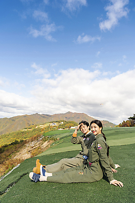 포토 JPG 주간 전신 구름 응시 여자 남자 하늘 미소 앉기 20대 성인 야외 두명 옆모습 레포츠 손들기 맑음 한국인 익스트림스포츠 패러글라이딩 단양 성인만 국내포토 자연요소 시선 스포츠 뷰포인트 모션 레저 날씨 표정 사람 동양인 청년 충청북도 파일형식