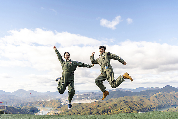 포토 JPG 주간 전신 여자 남자 하늘 웃음 20대 성인 야외 두명 앞모습 레포츠 점프 한국인 익스트림스포츠 즐거움 패러글라이딩 단양 성인만 국내포토 자연요소 감정 스포츠 뷰포인트 모션 레저 표정 사람 동양인 청년 충청북도 파일형식