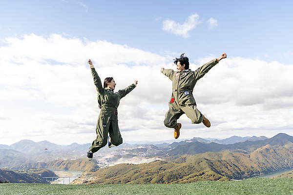 포토 JPG 주간 전신 여자 남자 하늘 20대 성인 야외 두명 앞모습 레포츠 마주보기 점프 기쁨 만세 한국인 익스트림스포츠 즐거움 패러글라이딩 단양 성인만 국내포토 자연요소 감정 스포츠 뷰포인트 모션 레저 사람 동양인 청년 충청북도 파일형식