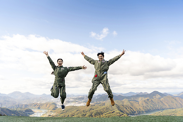 포토 JPG 주간 전신 여자 남자 하늘 웃음 20대 성인 야외 두명 앞모습 레포츠 점프 기쁨 만세 한국인 익스트림스포츠 즐거움 패러글라이딩 단양 성인만 국내포토 자연요소 감정 스포츠 뷰포인트 모션 레저 표정 사람 동양인 청년 충청북도 파일형식