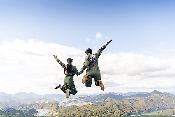 포토 JPG 주간 전신 여자 남자 하늘 20대 성인 야외 두명 뒷모습 레포츠 손들기 손잡기 점프 한국인 익스트림스포츠 즐거움 패러글라이딩 단양 성인만 국내포토 자연요소 감정 스포츠 뷰포인트 모션 레저 사람 동양인 청년 충청북도 파일형식