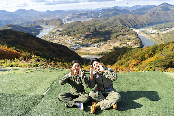 포토 JPG 주간 전신 여자 남자 하늘 미소 웃음 앉기 20대 성인 야외 두명 앞모습 레포츠 외침 한국인 익스트림스포츠 패러글라이딩 단양 성인만 국내포토 자연요소 스포츠 뷰포인트 모션 레저 표정 사람 동양인 청년 소리 충청북도 파일형식