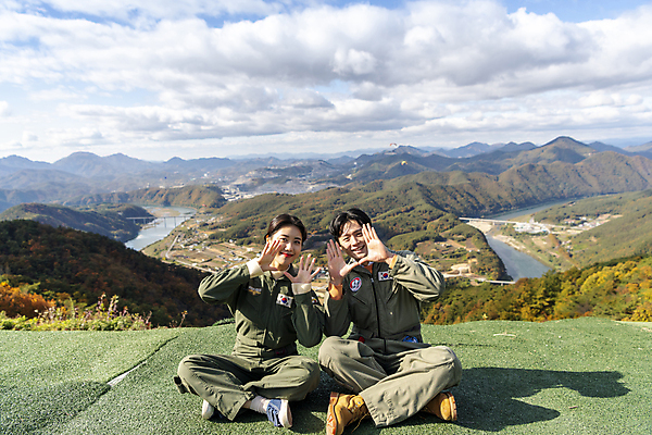 포토 JPG 주간 전신 여자 남자 하늘 미소 앉기 20대 성인 야외 두명 앞모습 레포츠 외침 한국인 익스트림스포츠 패러글라이딩 단양 성인만 국내포토 자연요소 스포츠 뷰포인트 모션 레저 표정 사람 동양인 청년 소리 충청북도 파일형식