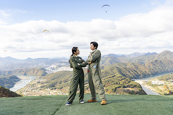 포토 JPG 주간 전신 여자 남자 하늘 서기 20대 성인 야외 두명 앞모습 레포츠 마주보기 팔짱 한국인 익스트림스포츠 패러글라이딩 단양 성인만 국내포토 자연요소 스포츠 뷰포인트 모션 레저 사람 동양인 청년 충청북도 파일형식