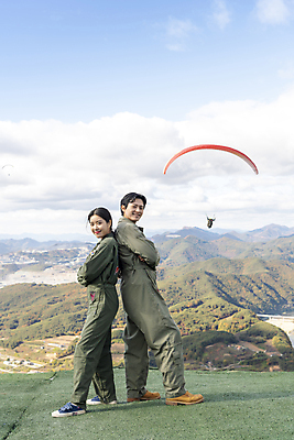 포토 JPG 주간 전신 응시 여자 남자 하늘 서기 미소 20대 성인 야외 두명 옆모습 레포츠 팔짱 한국인 등맞대기 익스트림스포츠 패러글라이딩 단양 성인만 국내포토 자연요소 시선 스포츠 뷰포인트 모션 레저 표정 사람 동양인 청년 충청북도 파일형식